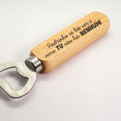 Tampa-abridor de garrafas com cabo de madeira clara e parte metálica