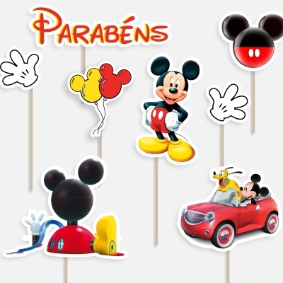 Decoração em palitos com personagens Mickey Mouse e a palavra PARABÉNS.
