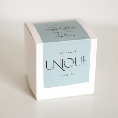 Caixa branca de vela artesanal com rótulo azul claro