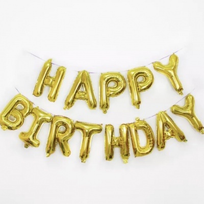 Balões dourados em forma de letras HAPPY BIRTHDAY pendurados