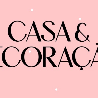 Texto CASA & DECORAÇÃO preto sobre fundo rosa com pontos brancos.