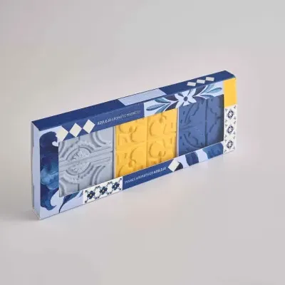 Conjunto de imanes aromáticos com azulejos em várias cores numa embalagem decorada
