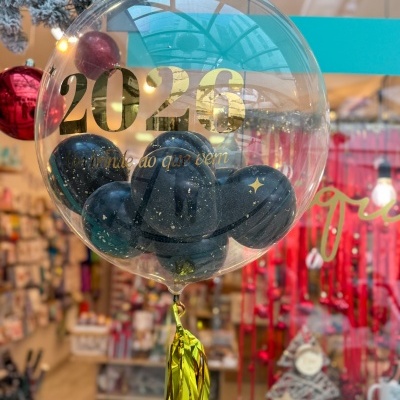 Bola de balão transparente com balões pretos e inscrição dourada 2026
