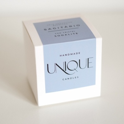 Caixa branca de vela artesanal UNIQUE com rótulo azul claro e texto