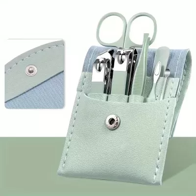 Conjunto de manicure com acessórios em bolsa azul clara