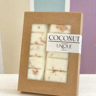 Caixa castanha com barras brancas e etiqueta COCONUT UNIQUE