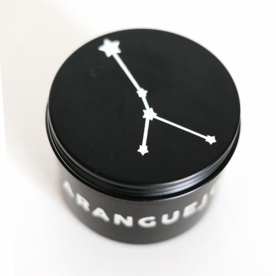 Frasco preto cilíndrico com tampa preta e constelação branca