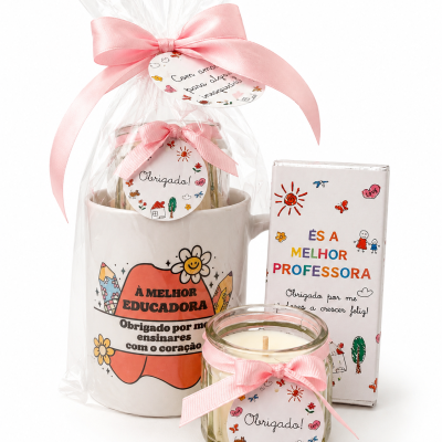 Conjunto de presente para professora com caneca, vela e chocolate, embalados com laço cor-de-rosa