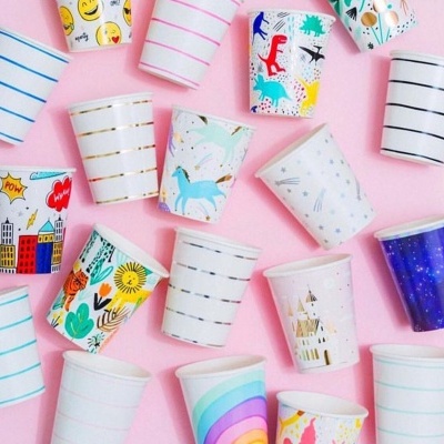 Copos coloridos com diferentes padrões sobre fundo cor-de-rosa