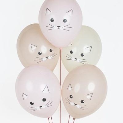 Balões pastel com carinhas de gato em preto e branco