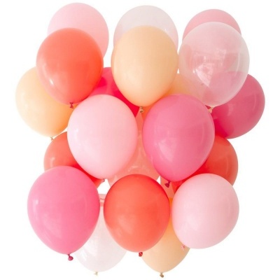 Balões coloridos cor-de-rosa, vermelho e bege em grupo