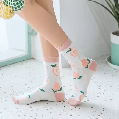 Meias brancas com estampa de pêssegos em tons de rosa e verde