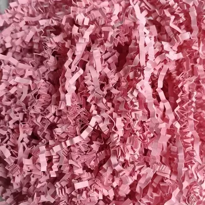 Papel cortado em tiras finas onduladas cor rosa para enchimento
