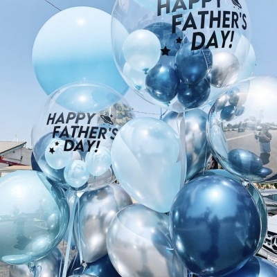 Conjunto de balões azuis e prata com mensagem 'HAPPY FATHER'S DAY!' em balões transparentes