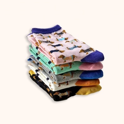 Conjunto de meias com padrão de cães e diferentes cores