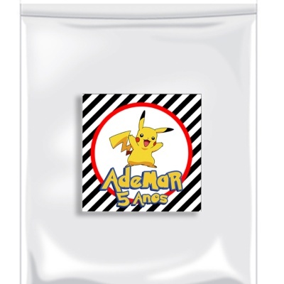 Saco plástico transparente com etiqueta de Pikachu e texto 'AdeMar 5 Anos'
