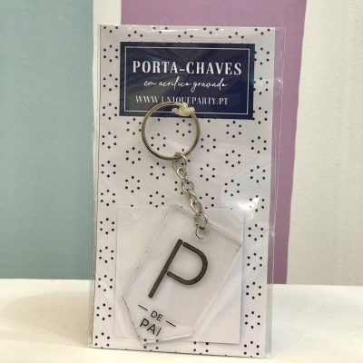 Porta-chaves em acrílico com letra P e texto DE PAI em embalagem com padrão de pontos