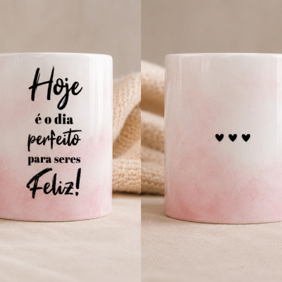 Caneca branca e rosa com mensagem motivacional em português e três corações pretos no verso.