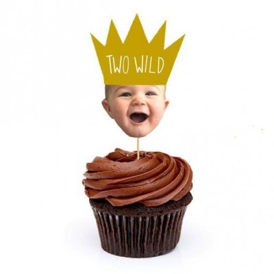 Cupcake de chocolate com cobertura cremosa e decoração de coroa amarela com texto e foto infantil