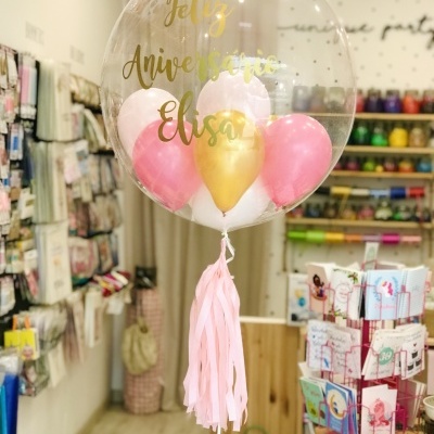 Balão transparente com mini balões interiores cor-de-rosa, dourado e branco e texto 'Feliz Aniversário Elisa'