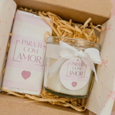 Caixa de presente com vela em vidro e chocolate, ambos com etiquetas 'PARA TI COM AMOR'