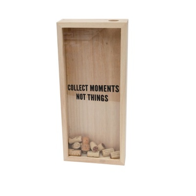 Caixa de madeira retangular com rolhas e texto COLLECT MOMENTS NOT THINGS