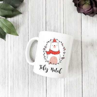 Caneca branca com desenho de urso natalício e texto Feliz Natal