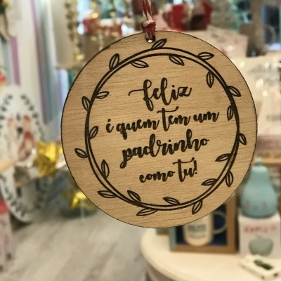 Pendurar decorativo redondo de madeira clara com frase em português
