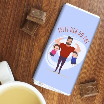 Tablete de chocolate com embalagem azul e texto Feliz Dia do Pai ao lado de chá e pedaços de chocolate