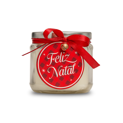 Vela em frasco de vidro com etiqueta 'Feliz Natal' e fita vermelha