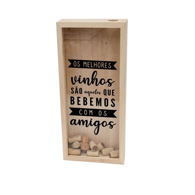 Caixa de madeira com texto e rolhas de vinho visíveis