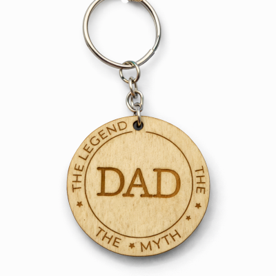 Chaveiro redondo de madeira clara com gravação em texto e argola metálica