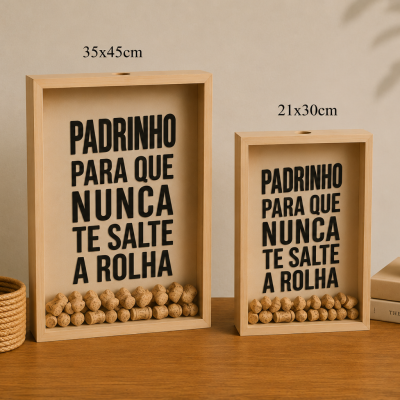 Duas caixas quadro de madeira com rolhas e texto PADRINHO PARA QUE NUNCA TE SALTE A ROLHA em fundo neutro.