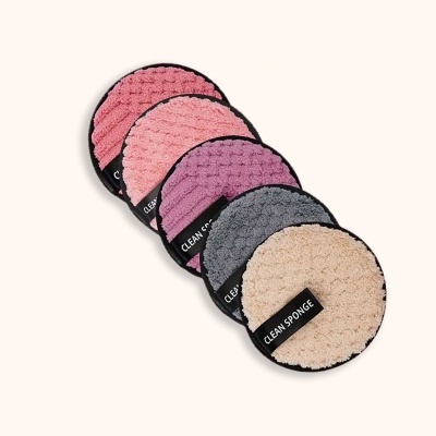 Conjunto de cinco esponjas circulares coloridas em tons pastel com etiquetas 'CLEAN SPONGE'.