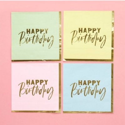 Quatro guardanapos de papel com texto dourado HAPPY Birthday em quatro cores diferentes sobre fundo rosa.