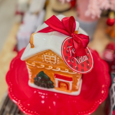 Casinha decorativa de cerâmica com fita vermelha e etiqueta 'Feliz Natal'