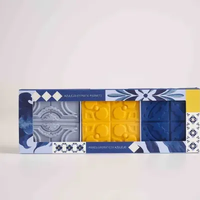 Conjunto de imanes aromáticos azulejo em várias cores na embalagem.