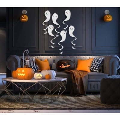 Sala decorada para Halloween com sofá, almofadas, abóboras e fantasmas pendurados