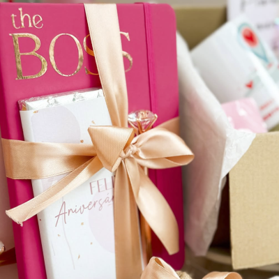Presente com caderno rosa 'the BOSS', cartão 'Feliz Aniversário' e laço cor de rosa claro