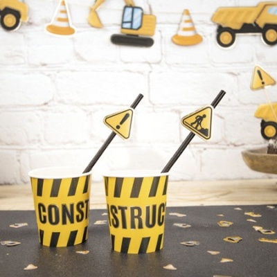 Copos de papel com tema de construção, canudos com sinais de alerta e decoração de festa em fundo branco