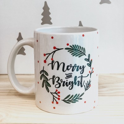 Caneca branca decorada com ramos e texto Merry and Bright