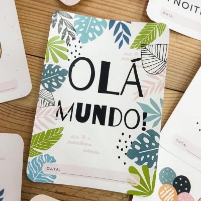 Cartão decorativo com padrões de folhas e texto OLÁ MUNDO