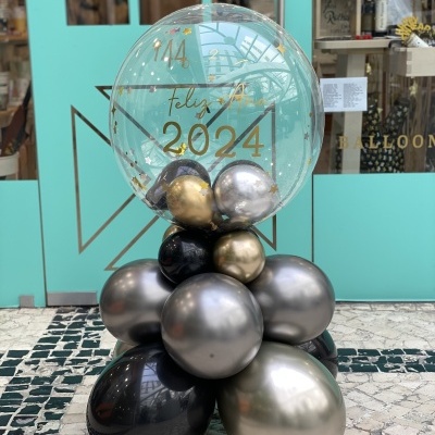 Decoração de balões com balão transparente e balões metálicos prateados, dourados e pretos