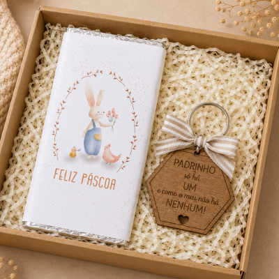 Caixa de presente com chocolate e porta-chaves de madeira com mensagem para padrinho
