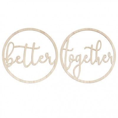 Ornamentos redondos de madeira com texto 'better' e 'together'