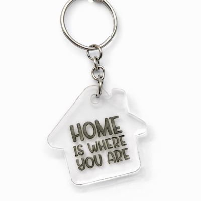 Porta-chaves acrílico forma de casa com texto HOME IS WHERE YOU ARE