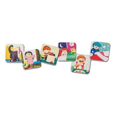 Peças de madeira com desenhos de crianças em diferentes atividades coloridas