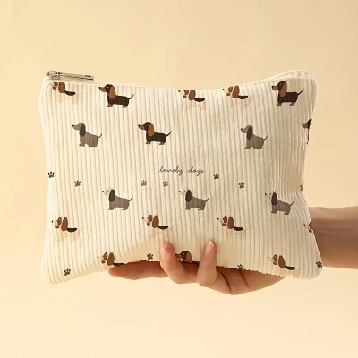 Bolsa de tecido bege com padrão de cães pequenos e texto 'lovely dogs'