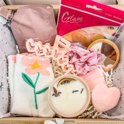 Caixa de presente com meias, vela, espelho, prendedor, elástico de cabelo e pacote de gel