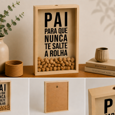 Quadro de madeira com texto em preto e rolhas de cortiça na base, decorado com vaso cerâmico e livros.